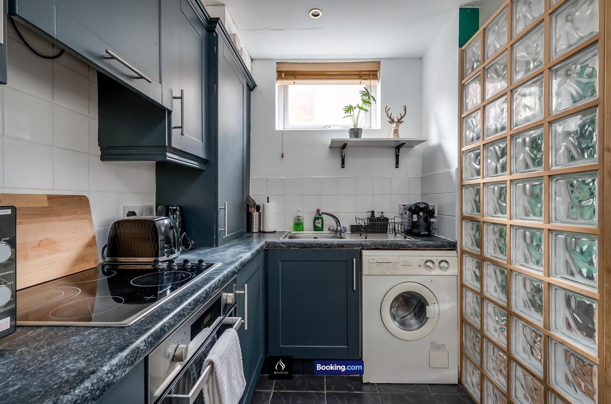2 Bed House By Boyeilles Apartments Short Lets & Serviced Accommodation Belfast With Balcony & Free Parking מראה חיצוני תמונה