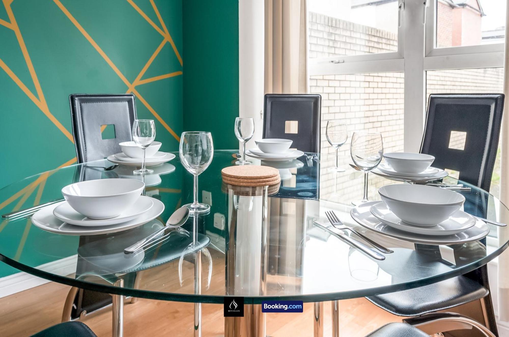2 Bed House By Boyeilles Apartments Short Lets & Serviced Accommodation Belfast With Balcony & Free Parking מראה חיצוני תמונה
