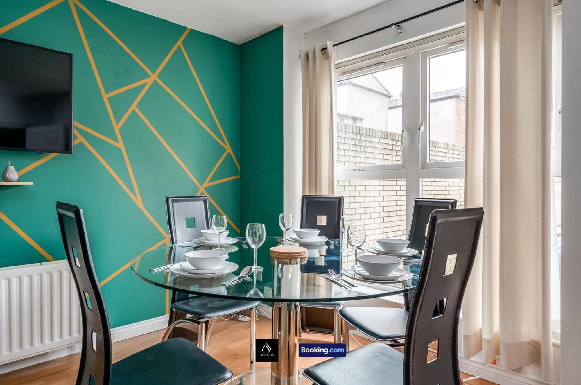 2 Bed House By Boyeilles Apartments Short Lets & Serviced Accommodation Belfast With Balcony & Free Parking מראה חיצוני תמונה