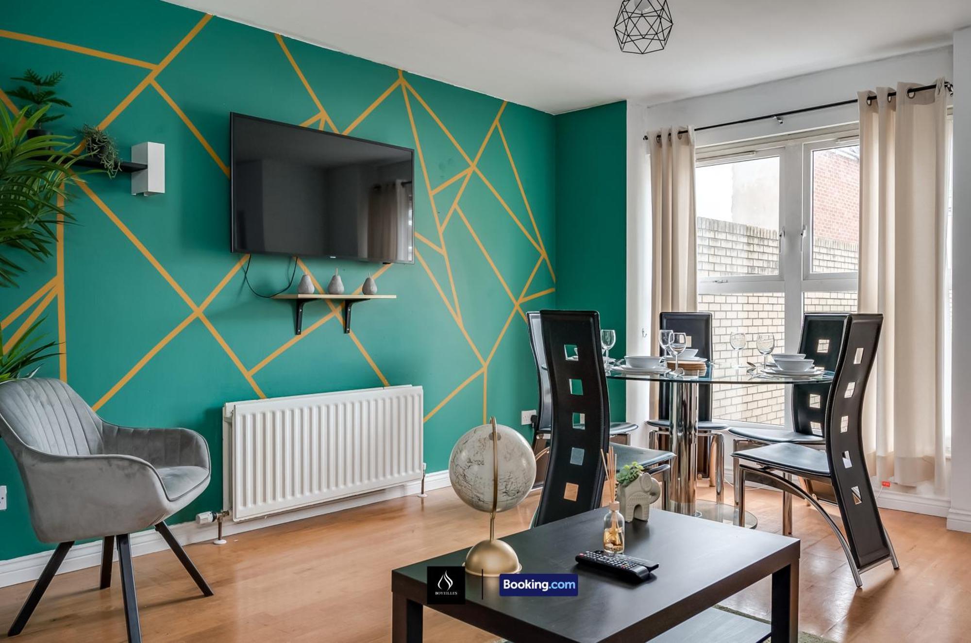 2 Bed House By Boyeilles Apartments Short Lets & Serviced Accommodation Belfast With Balcony & Free Parking מראה חיצוני תמונה