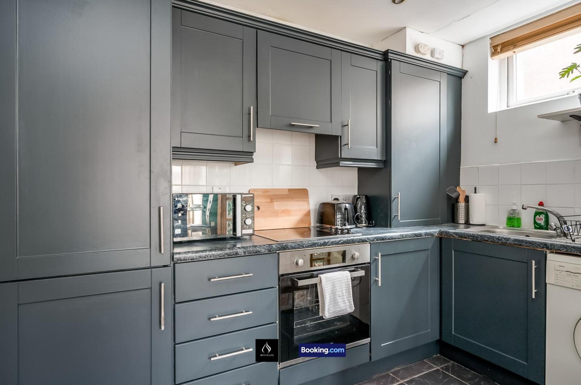 2 Bed House By Boyeilles Apartments Short Lets & Serviced Accommodation Belfast With Balcony & Free Parking מראה חיצוני תמונה