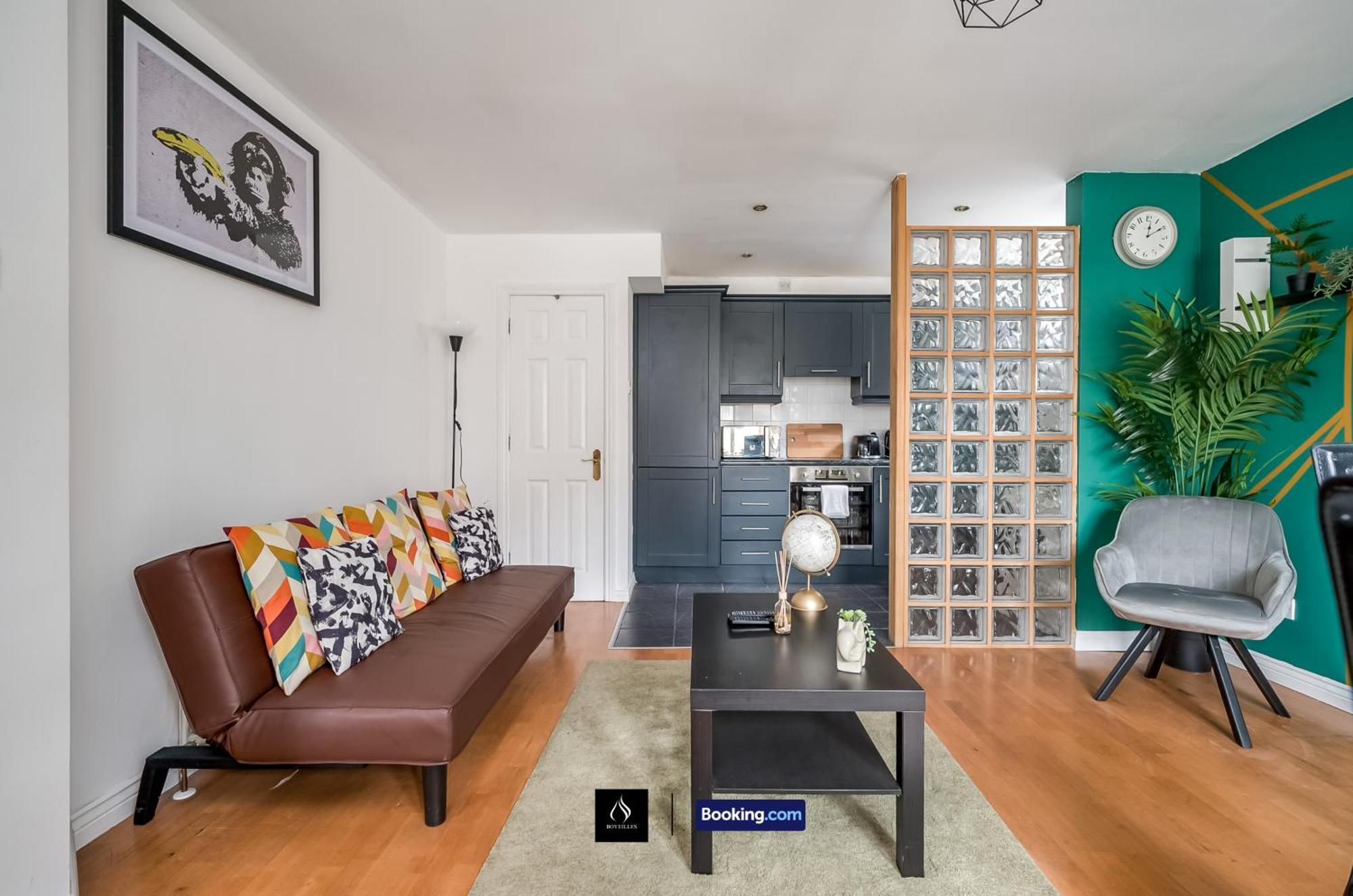 2 Bed House By Boyeilles Apartments Short Lets & Serviced Accommodation Belfast With Balcony & Free Parking מראה חיצוני תמונה