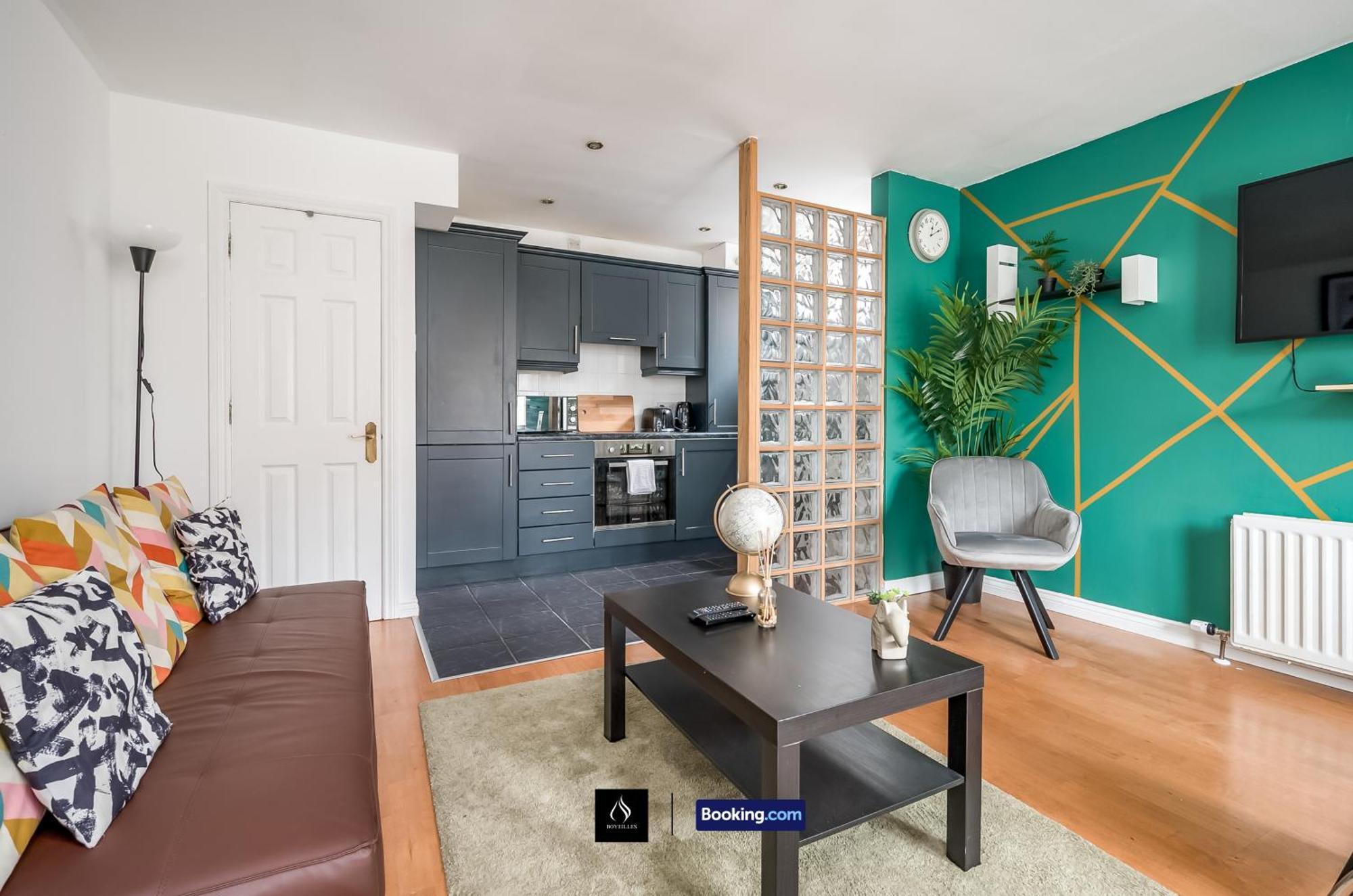 2 Bed House By Boyeilles Apartments Short Lets & Serviced Accommodation Belfast With Balcony & Free Parking מראה חיצוני תמונה