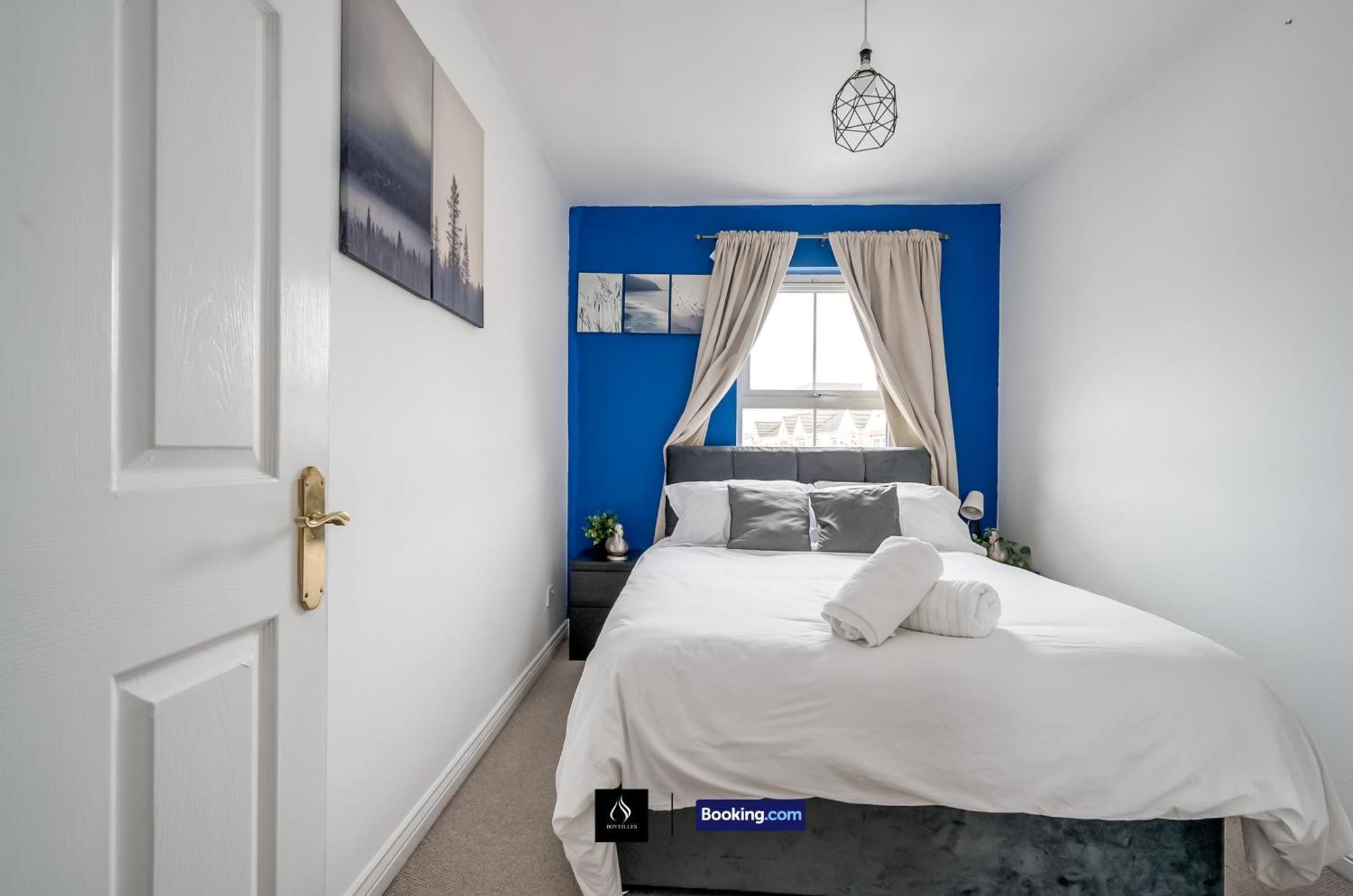 2 Bed House By Boyeilles Apartments Short Lets & Serviced Accommodation Belfast With Balcony & Free Parking מראה חיצוני תמונה
