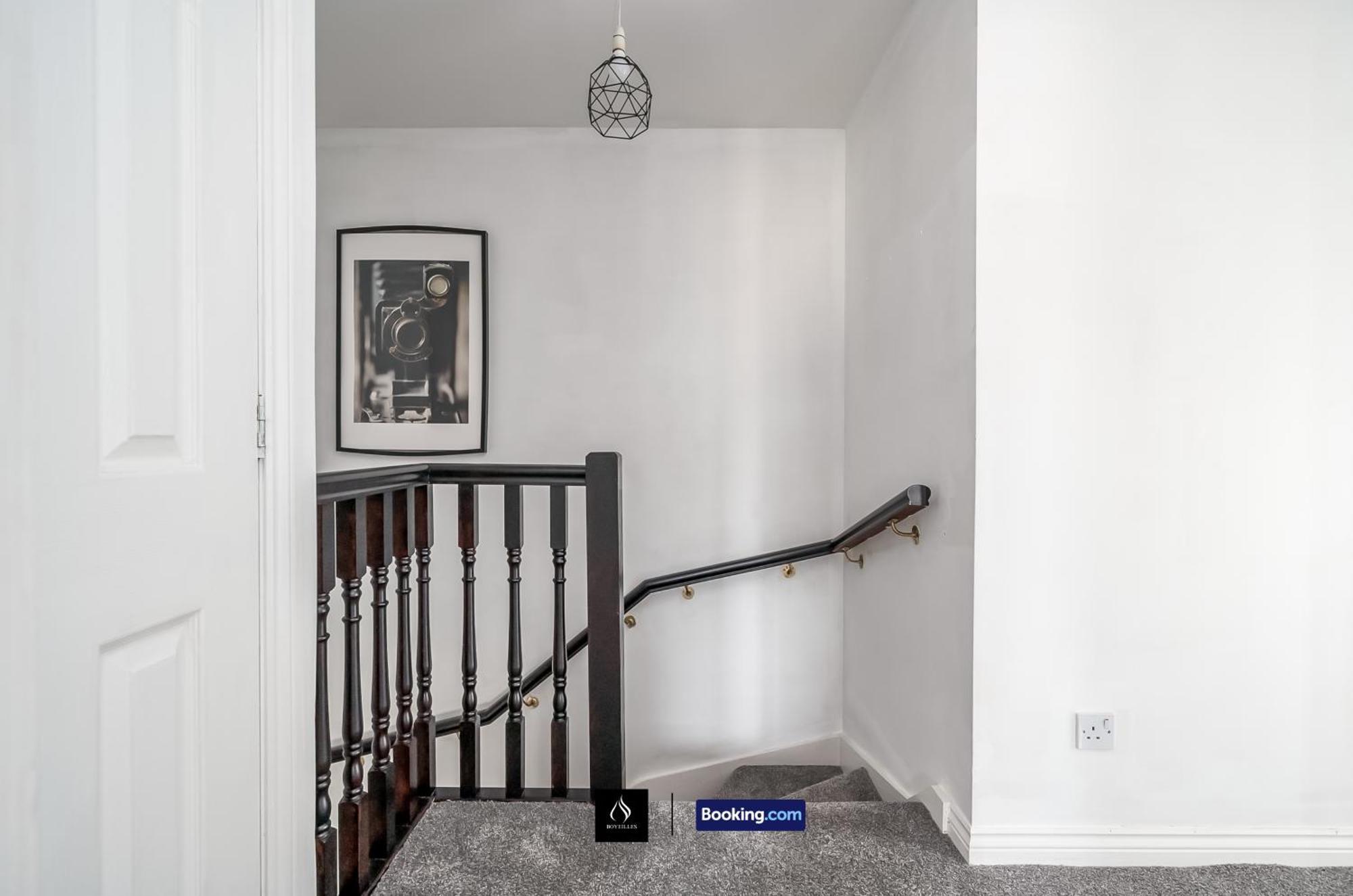 2 Bed House By Boyeilles Apartments Short Lets & Serviced Accommodation Belfast With Balcony & Free Parking מראה חיצוני תמונה